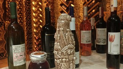 Kapadokya’nın eşsiz doğasında kayadan oyma mahzeninde misafirlerini ağırlayan KY Wine