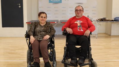 Kocaeli’de engelleri aşan bir yaşam hikâyesi dikkat çekiyor. Tekerlekli sandalye