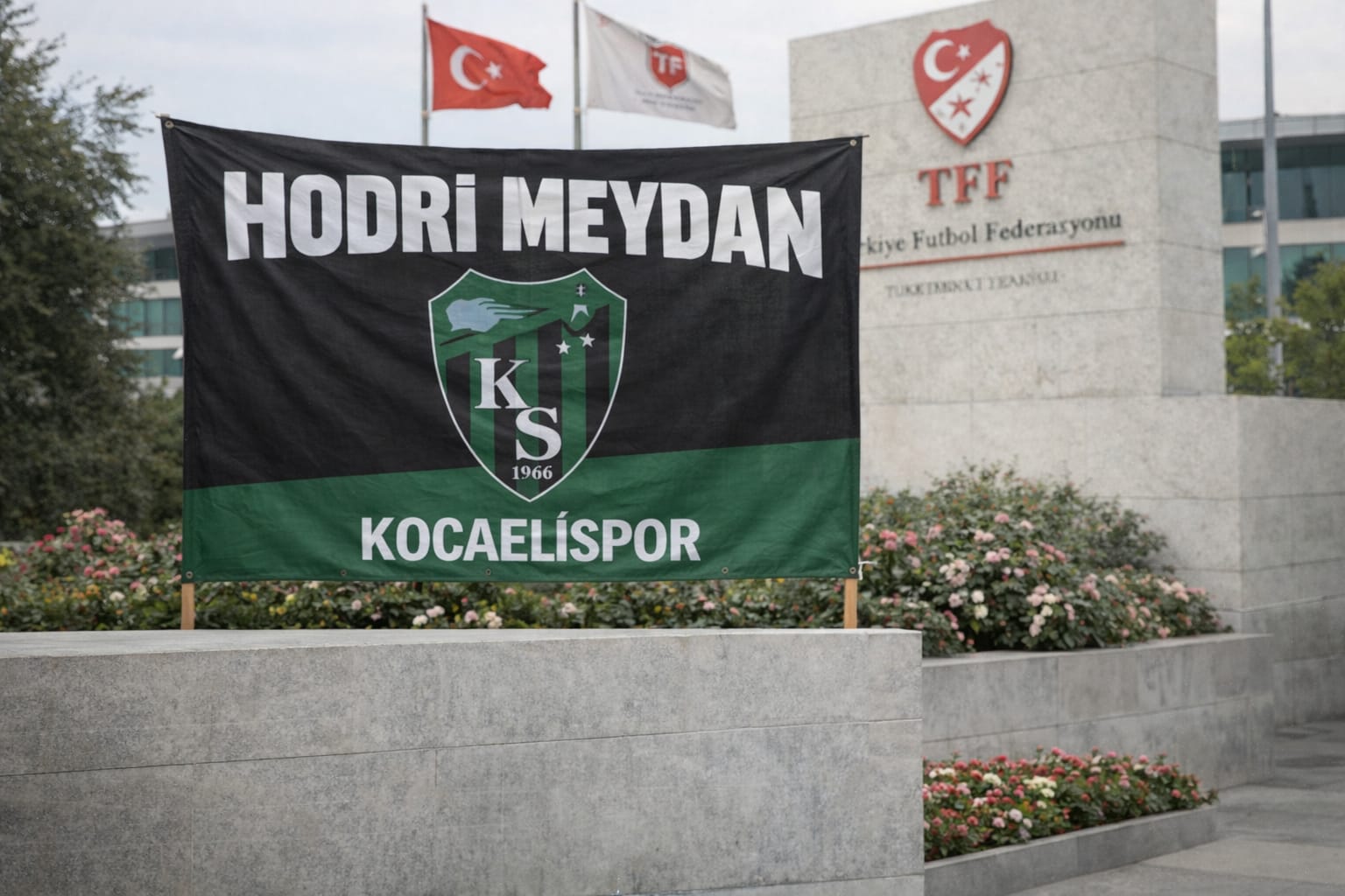 Kocaelispor taraftar grubu Hodri Meydan, Türkiye Futbol Federasyonu’nun (TFF) Riva’daki