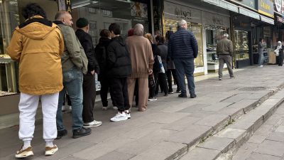 Bayram sonrası döviz büroları önünde oluşan uzun kuyruklar dikkat çekti.