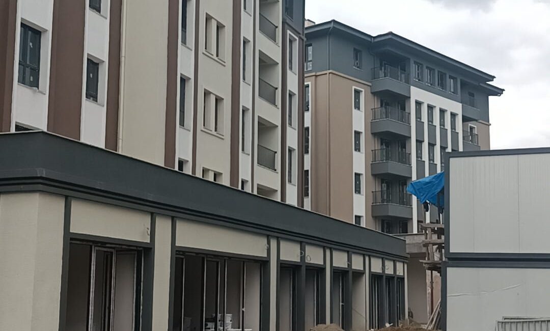 Yıllarca depremde hasar gören binalarla anılan Gölcük merkezinde yürütülen büyük