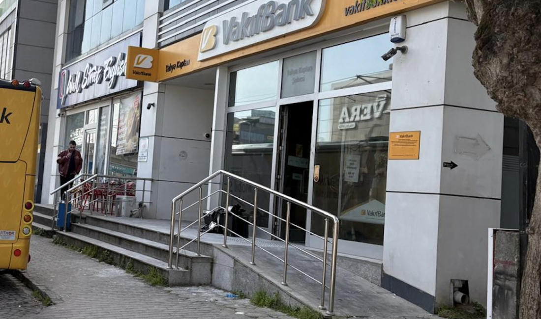 Yenişehir Mahallesi’nde tramvay yolu üzerindeki VakıfBank Şubesi’nde dün çıkan yangın