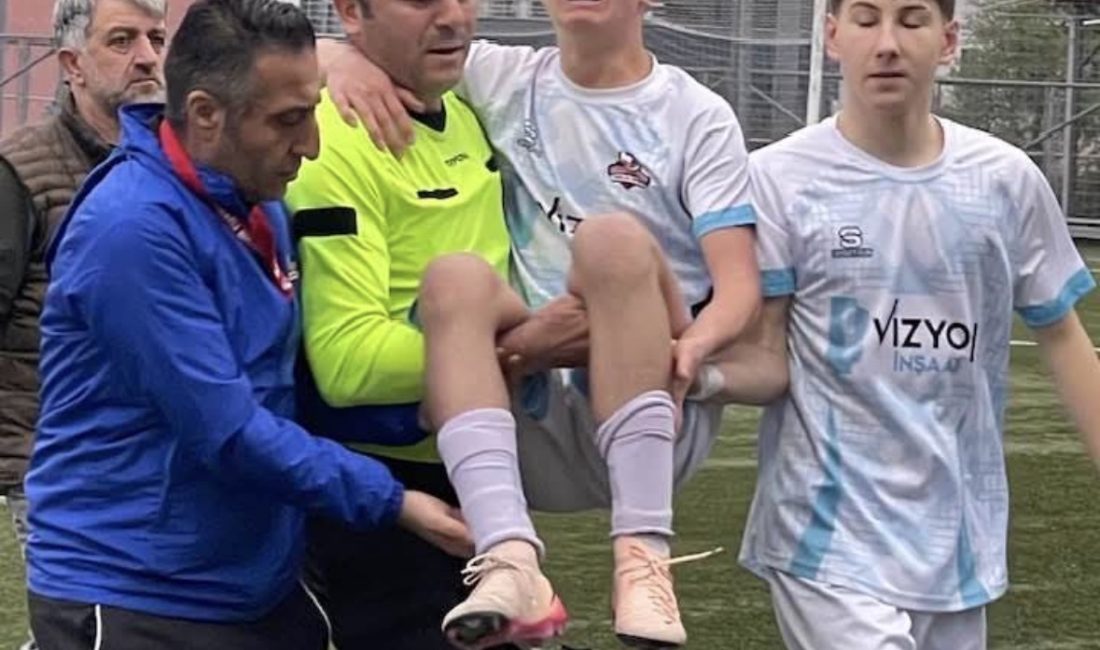 Kocaeli U15 Ligi’nde oynanan kritik karşılaşmada yaşanan bir an, skorun