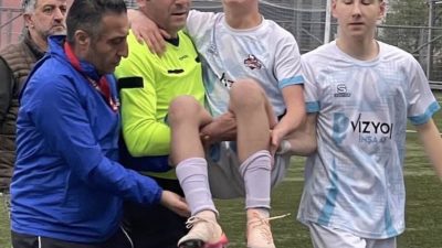 Kocaeli U15 Ligi’nde oynanan kritik karşılaşmada yaşanan bir an, skorun