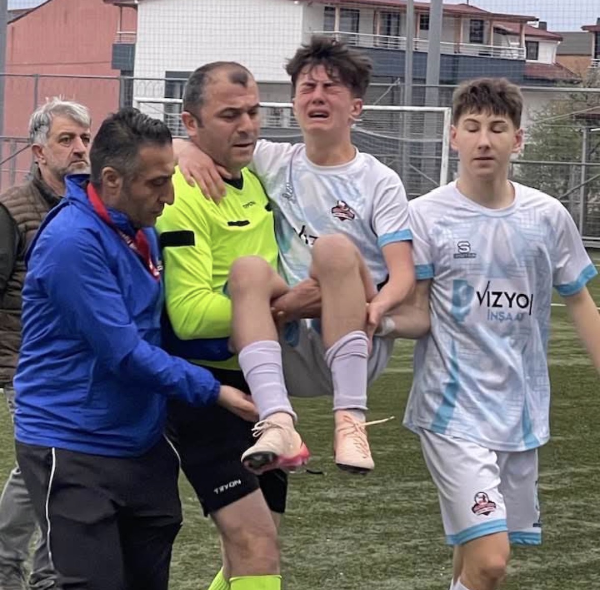 Kocaeli U15 Ligi’nde oynanan kritik karşılaşmada yaşanan bir an, skorun