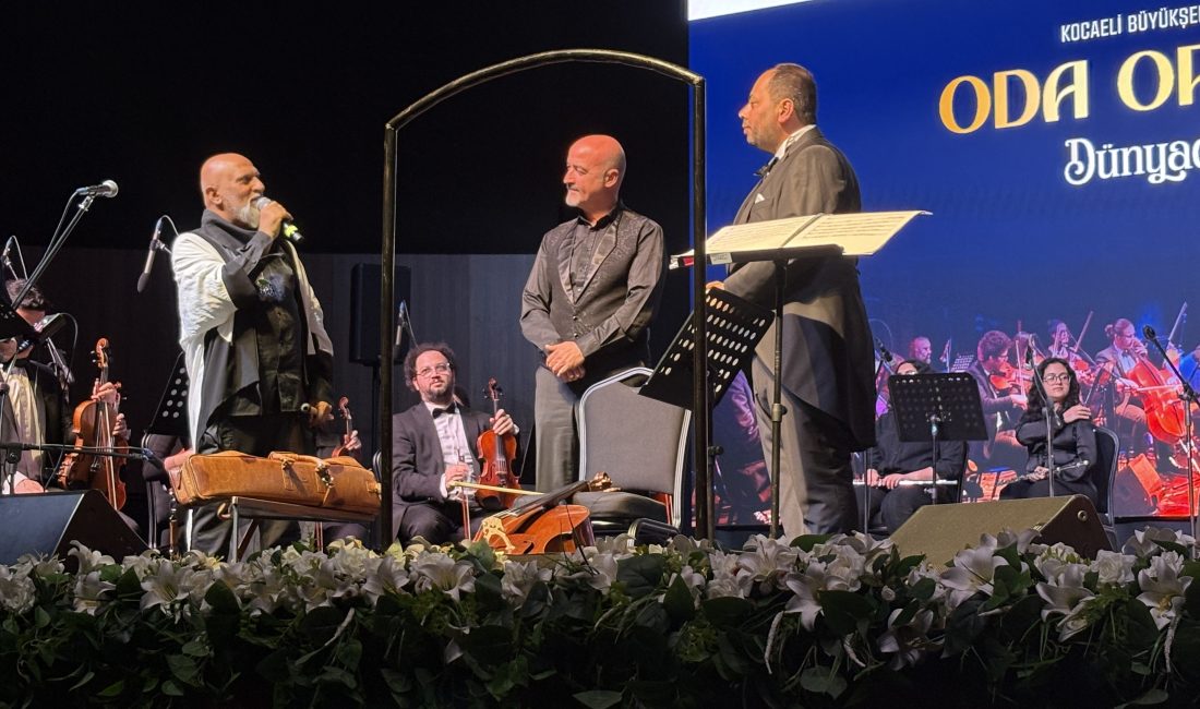 Kocaeli Kongre Merkezi’nde sahne alan Kocaeli Büyükşehir Belediyesi Oda Orkestrası,