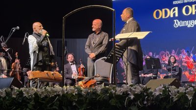 Kocaeli Kongre Merkezi’nde sahne alan Kocaeli Büyükşehir Belediyesi Oda Orkestrası,