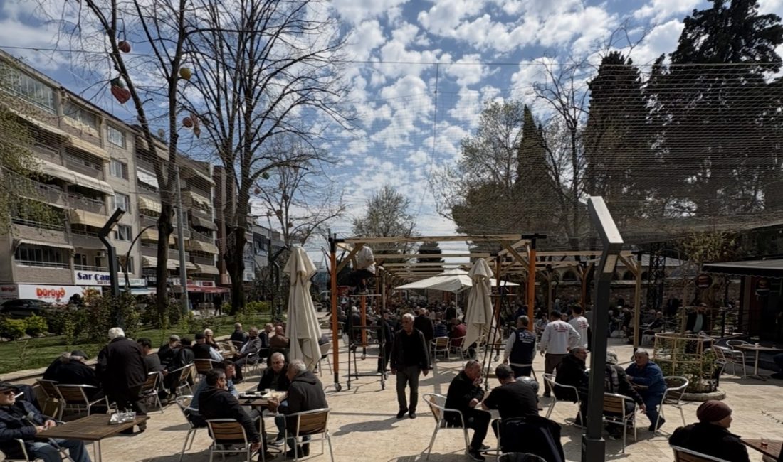 İzmit’te havaların ısınmaya başlamasıyla birlikte Yeni Cuma Çay Bahçesi’nde dikkat