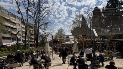 İzmit’te havaların ısınmaya başlamasıyla birlikte Yeni Cuma Çay Bahçesi’nde dikkat