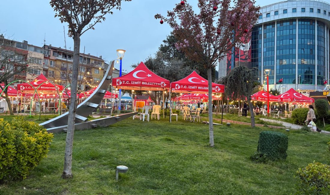 İzmit Belediyesi’nin kent merkezinde başlattığı yeni çay bahçesi düzenlemesi, özellikle