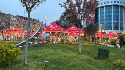 İzmit Belediyesi’nin kent merkezinde başlattığı yeni çay bahçesi düzenlemesi, özellikle